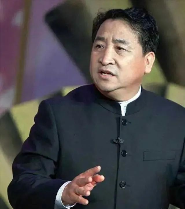 河南为相声演员姜昆立雕像引巨大争议,德不配位还是众望所归?