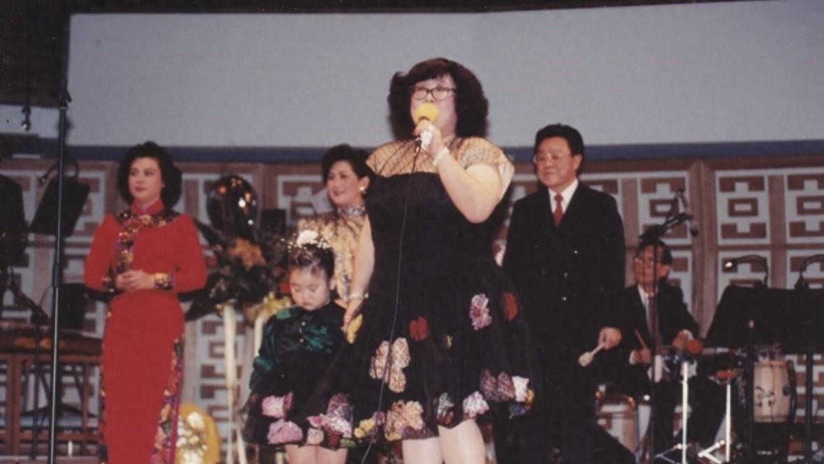 郑欣宜平安夜晒沈殿霞旧照，称频频梦见母亲，休息大半年恢复营业