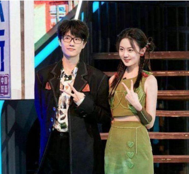 许嵩|许嵩冯禧再次撒糖,冯禧充当工作人员贴心陪伴