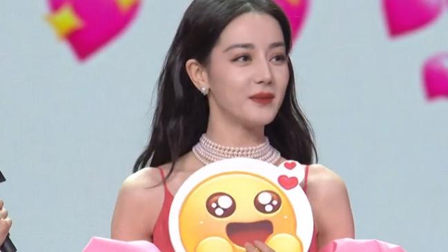 杨紫|微博之夜女星生图：热巴杨紫惊艳，杨幂脸垮金晨干瘪，刘诗诗脸僵