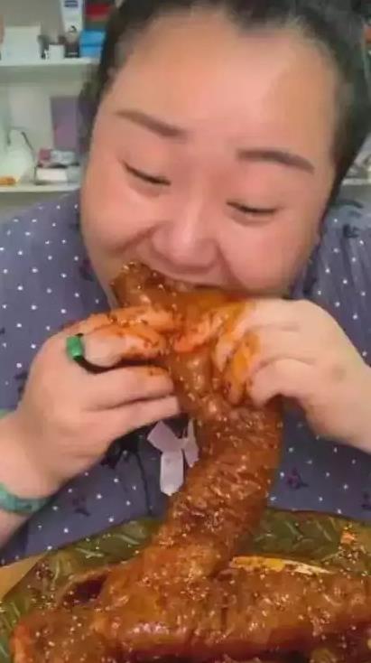 2亿身价吃播网红胖姐，得脑溢血，留下遗嘱：所有的资产给现任老公