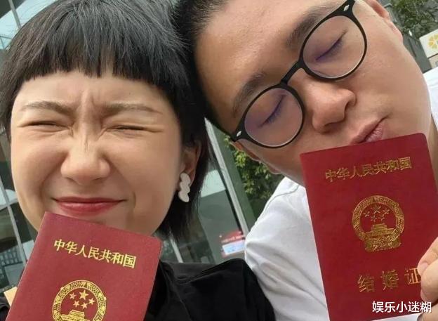 郝劭文|童星郝劭文晒婚纱照,领带勒脖、角度怪异,32岁妻子无眉离异带娃