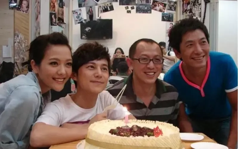 52岁瞿颖与戴军泰国度假!搂肩举杯动作亲密,男方疑在当地开餐厅