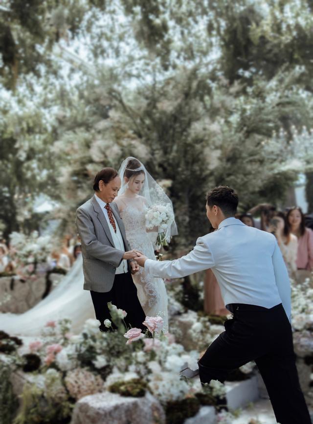 张丹峰|何超莲被求婚遇赌王离世守丧3年出嫁,巨型粉钻求婚戒指暗藏玄机