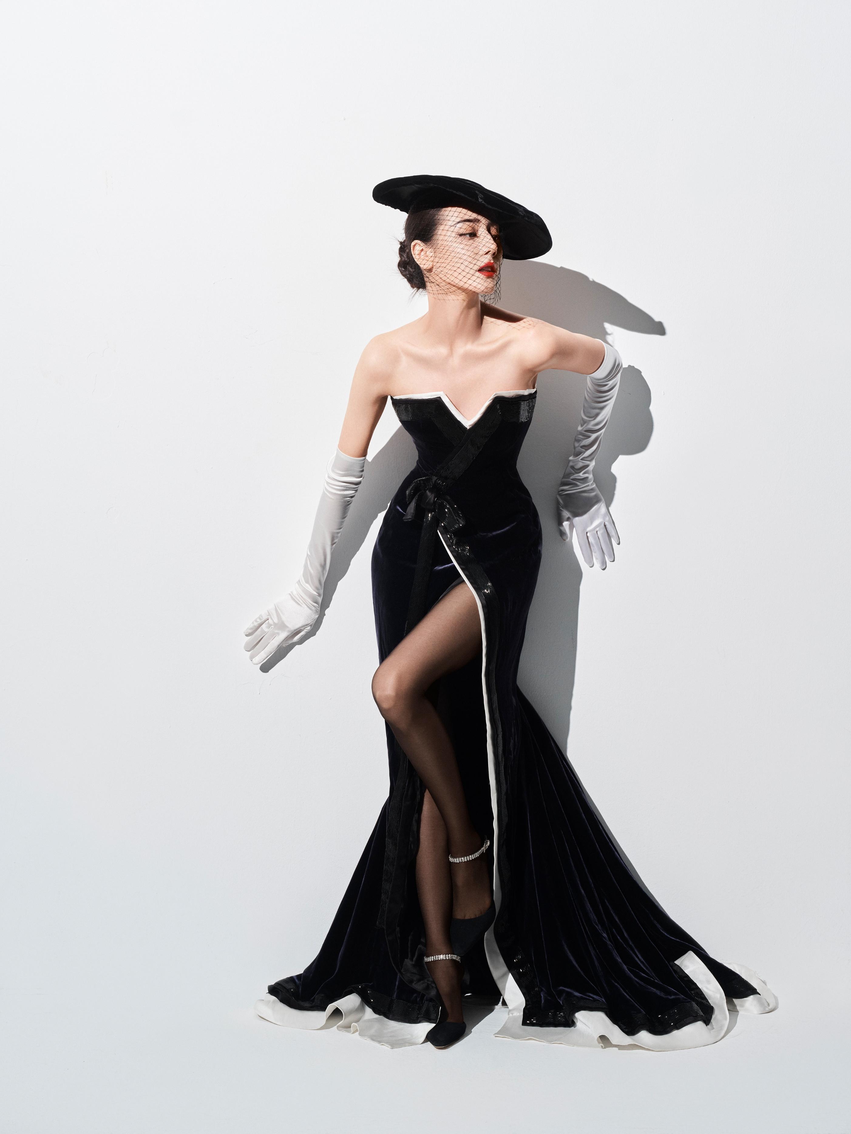 迪丽热巴最新写真照曝光,黑色抹胸裙竟显完美身材.