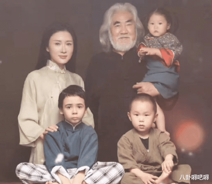 72岁张纪中晚宴惹争议！扭头频瞟性感美女，41岁娇妻怀孕家中冒火