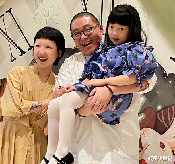 郝劭文|童星郝劭文晒婚纱照,领带勒脖、角度怪异,32岁妻子无眉离异带娃