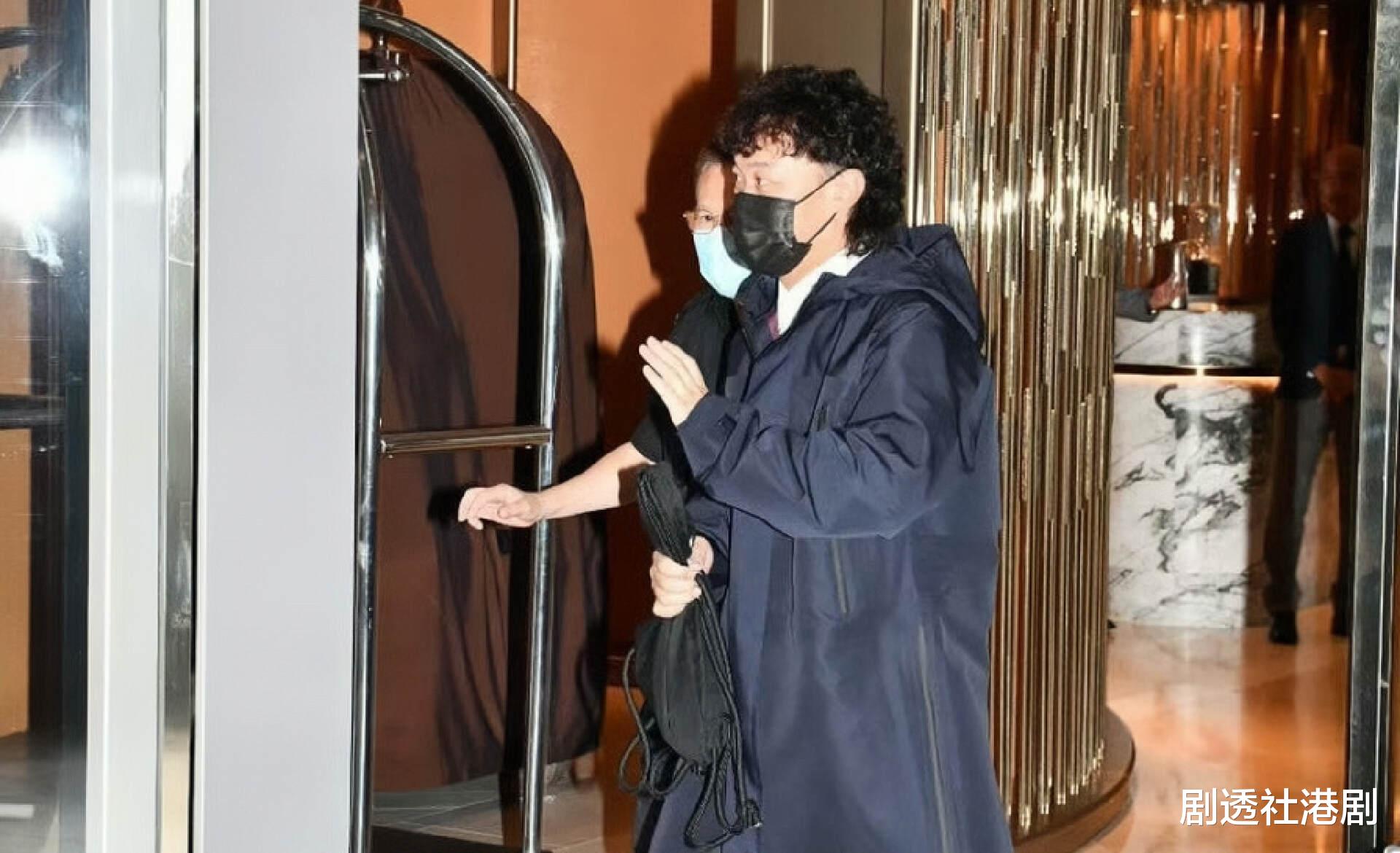 恭喜！香港知名音乐人与同性伴侣大婚，陈奕迅冒着台风到场送祝福