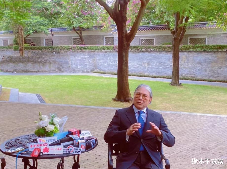 郭晶晶一家5口现身纪念馆！郭晶晶穿靴子珠光宝气，手上却戴着5毛钱发圈！