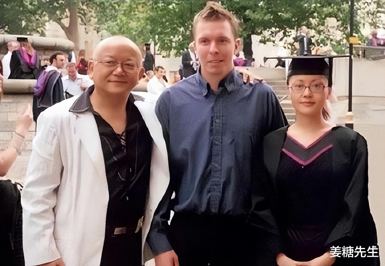 “和珅”王刚有多荒唐？三婚娶娇妻60岁得子，儿子只比外孙大半岁