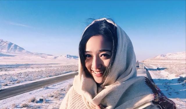 王伟平:25岁成名遇见初恋,结婚39年无绯闻,如今女儿比他更红