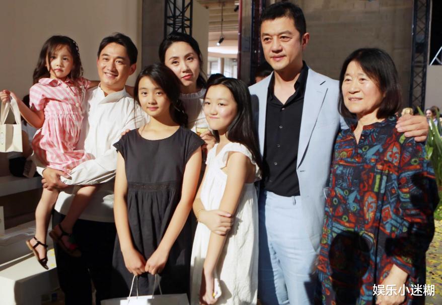 李嫣与继母三里屯逛街谈心，背同款包似姐妹，王菲态度引争议