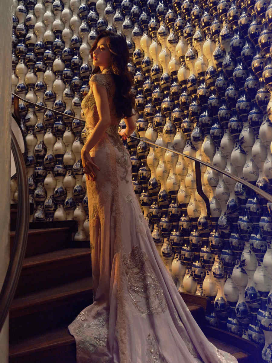 Angelababy复出国外走红毯,上围暴涨身材变圆润,被质疑模仿范冰冰