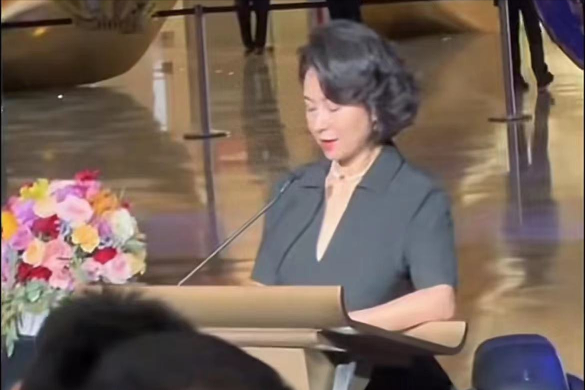 何超琼现身贵州引争议，在田间土地穿清凉紧身吊带，被讽不得体