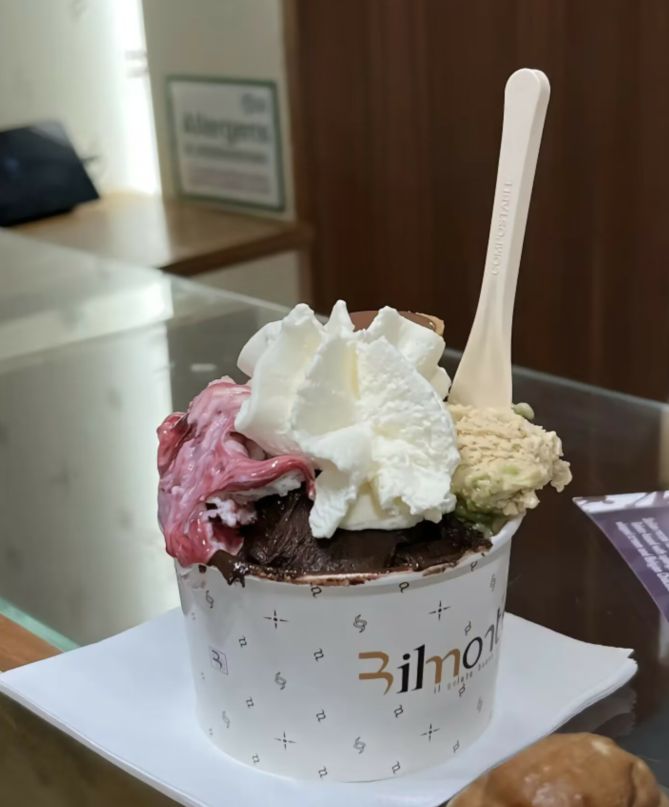 王诗龄|王诗龄晒国外出游日常,与闺蜜穿情侣装跳舞,生图精修差别大