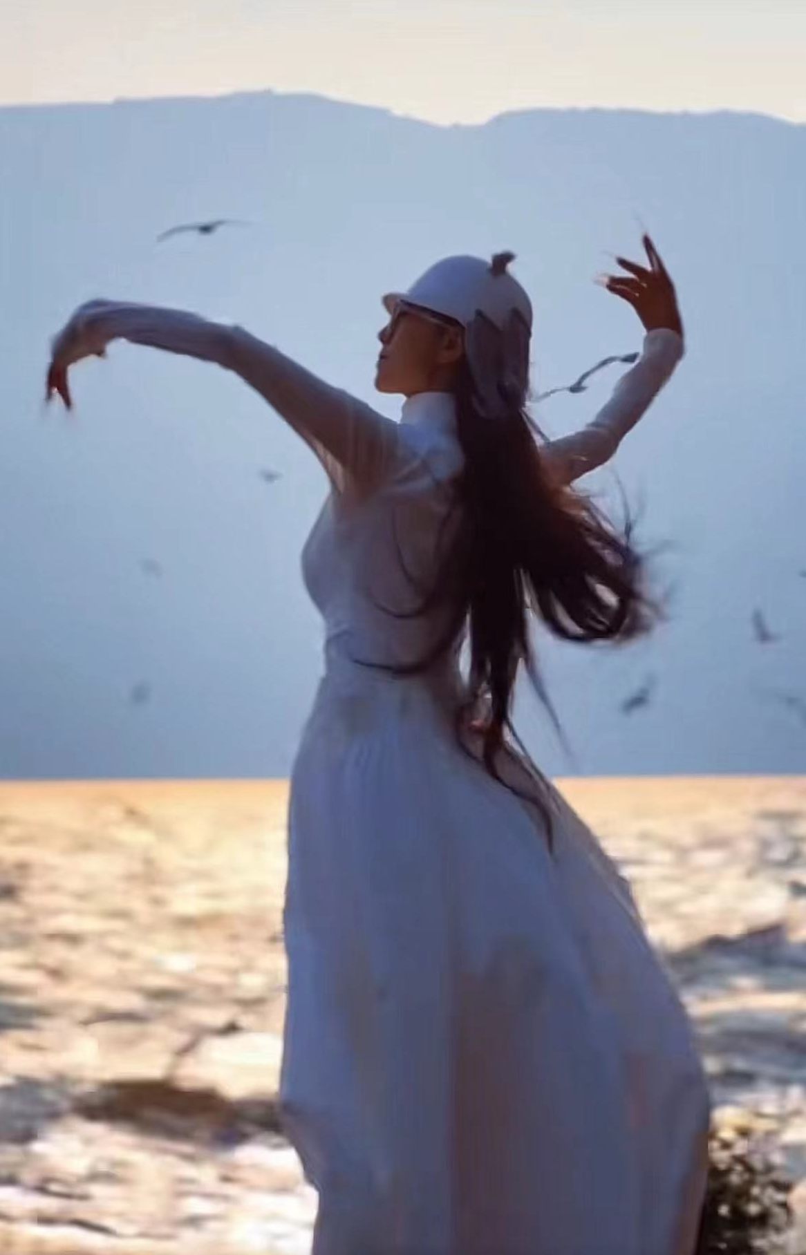 杨丽萍|64岁杨丽萍在云南款待刘畊宏,穿白裙水蛇腰瞩目,点头握手太谦逊