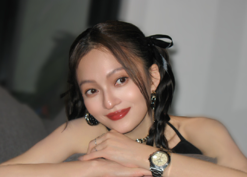 42岁知名歌手张韶涵晒照庆生！点一支蜡烛许愿，表情幸福生图养眼