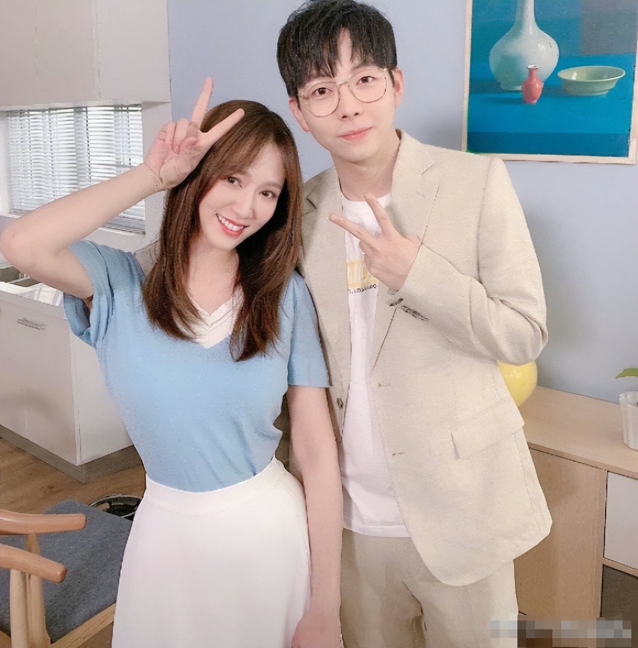 33岁歌手胡夏恋情曝光，与素人女友停车场暧昧搂抱，大幂幂实惨