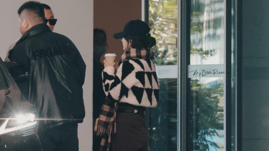 赵丽颖打脸抢饼传闻，穿过万私服进组拍片，此前被指跟杨幂争资源