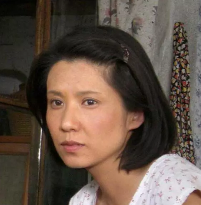 长裙 “村妇”别尬演！把金巧巧和蒋欣等人放在一起看，差别就出来了