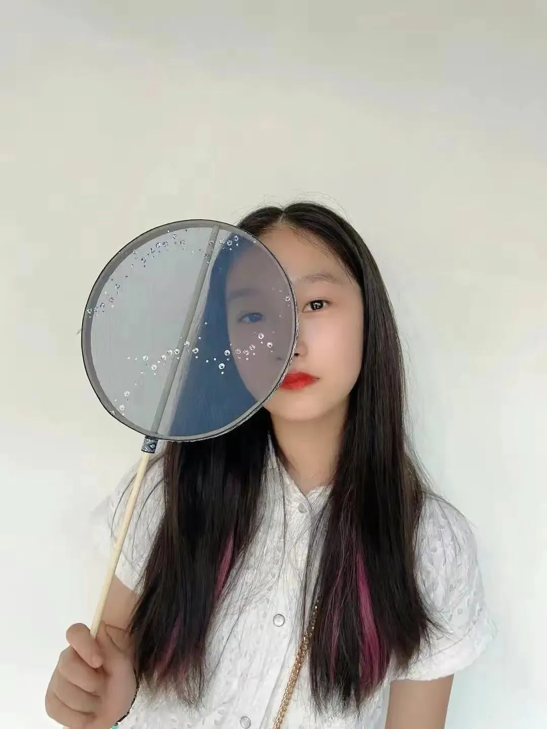 马伊琍大女儿晒出游照，15岁爱马继承妈妈颜值身材，穿红裙好漂亮