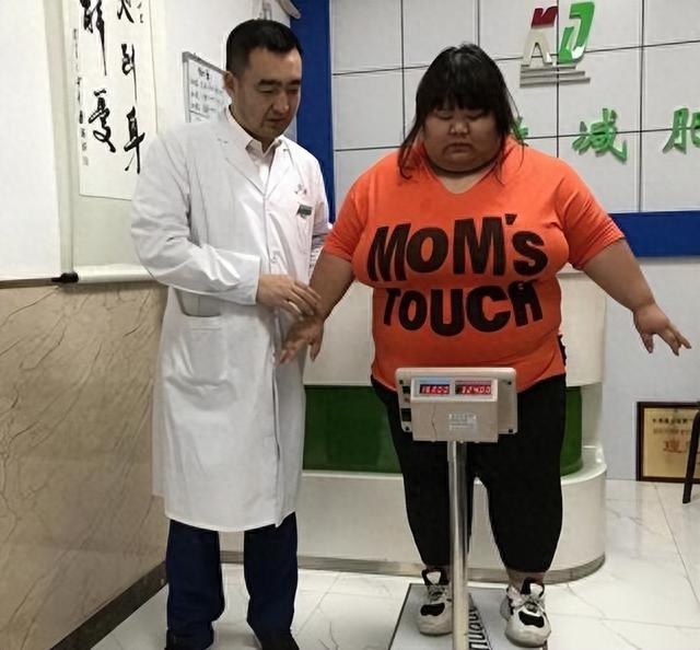 昔日校花被丈夫喂到330斤、睡塌两张床，丈夫：我怕她被别人抢走