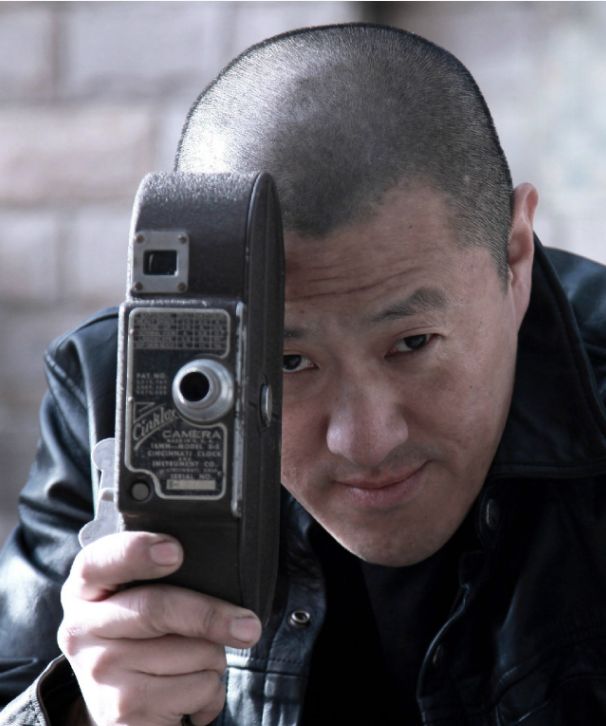 杨幂|杨幂新电影开机，穿北电羽绒服低调现身，笑容僵硬山根显粗