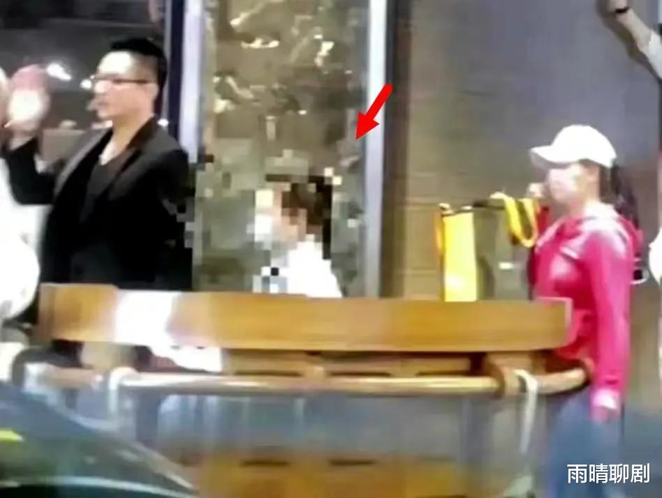 汪小菲|怂包！汪小菲仍称S妈丈母娘，全程紧贴女儿满眼宠爱，网友：好卑微