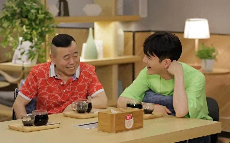 从卖假酒到网传全家移民美国,正师级干部潘长江,有苦难言