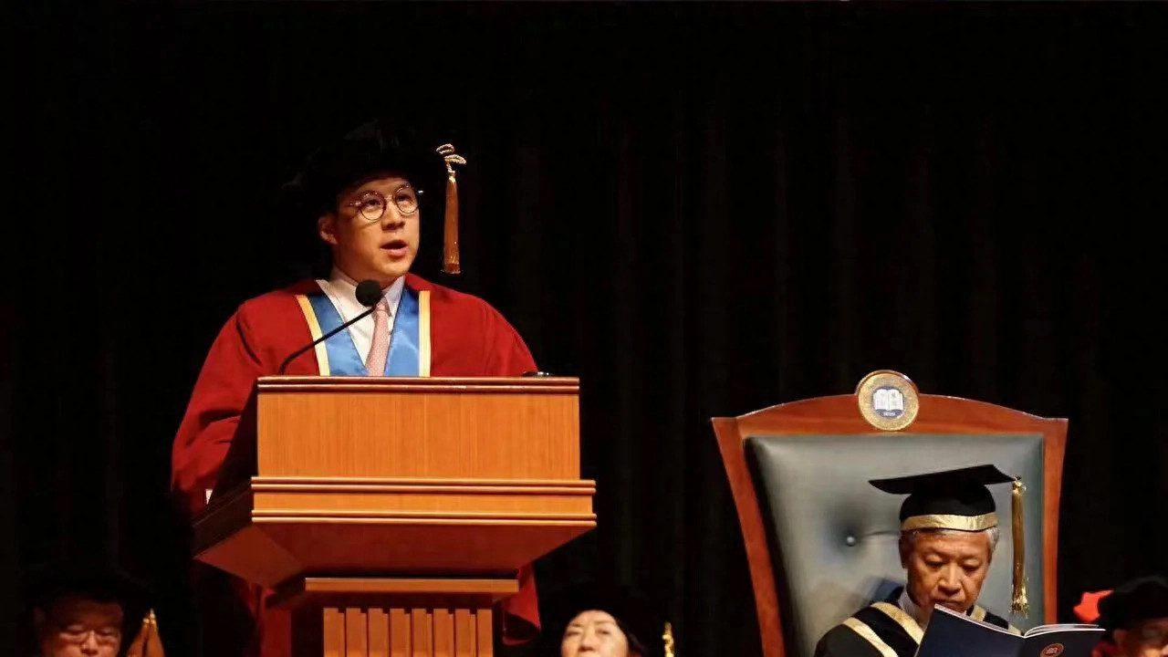 霍启刚获院士荣衔，霍震霆朱玲玲到场祝贺，一家五口11年后再同框