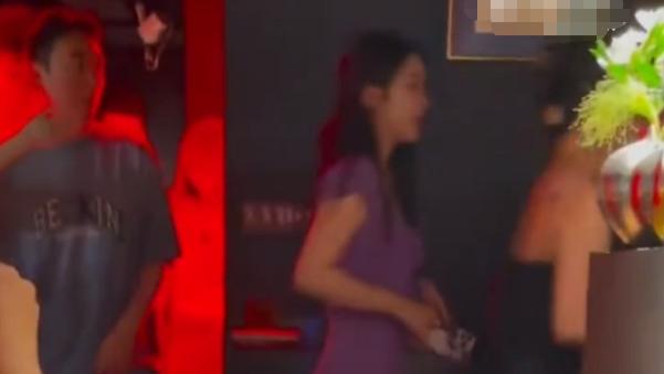 王思聪带3网红潇洒，其中2位是宝妈尺度超常，还随意摸服务员大腿