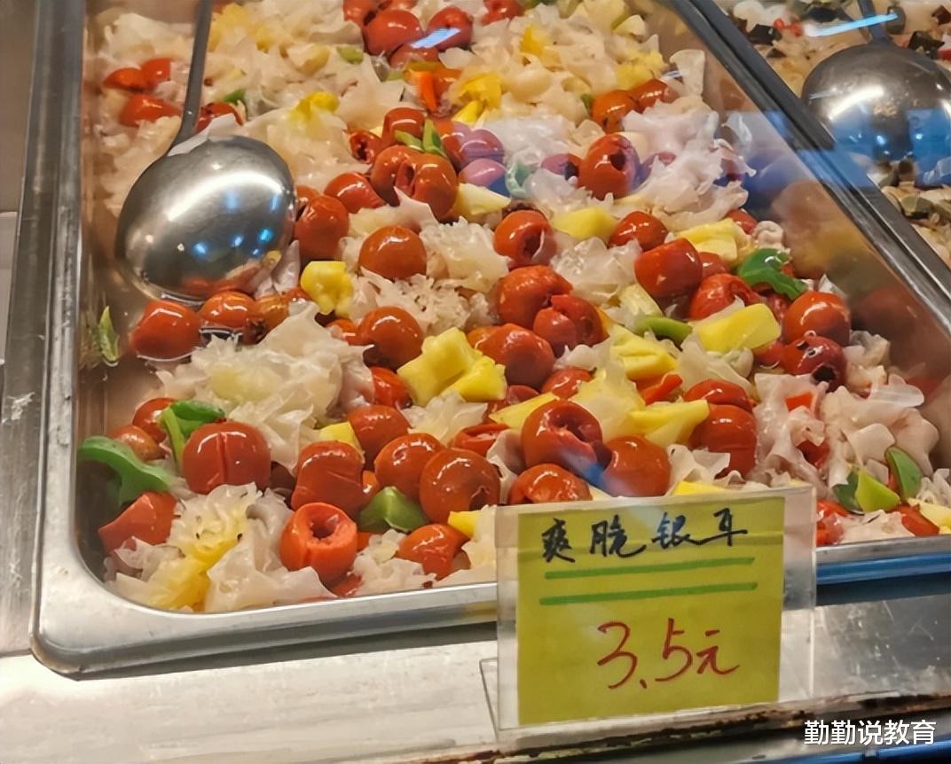 烘焙|大学食堂都这么卷了?摆出熊大和翠花的结婚典礼,学生:好想吃席