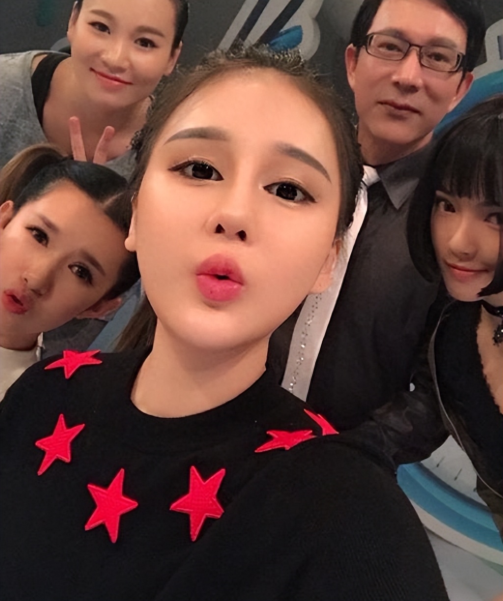 赵本山女儿发视频炫富，为腹中孩子买奢侈品，满床衣服价值数十万