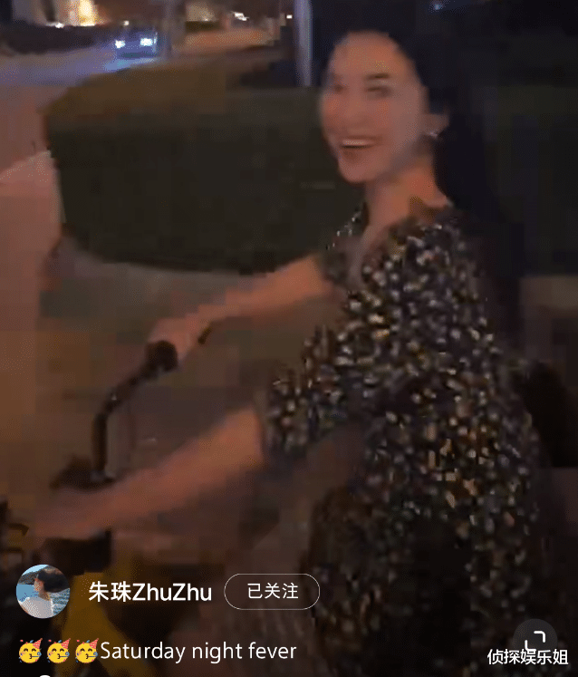 朱珠与老公带女儿夜骑,王珠宝戴粉色头盔坐爸爸单车,表情萌翻