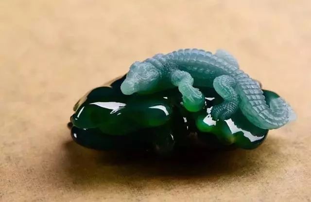 雕刻|绵重裂多的原石经大师神来之手，盘出来的货让人垂涎欲滴！