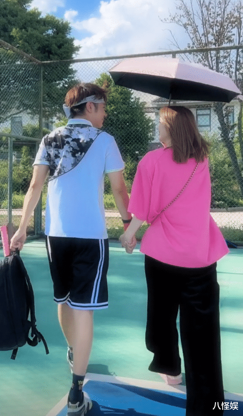 洪欣|洪欣夫妇真实感情曝光:机场同框互不理睬!洪欣全程黑脸像吵过架