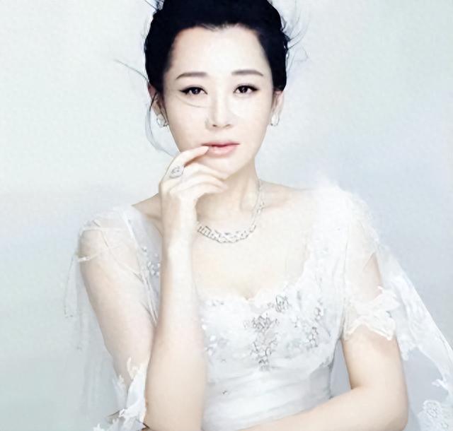 54岁丰腴迷人，“风流成性、老少通吃”一生撩男无数却至今单身