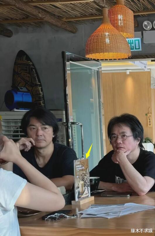 郑伊健蒙嘉慧罕露面！喝人均30元咖啡，男方热情回应粉丝却被吐槽