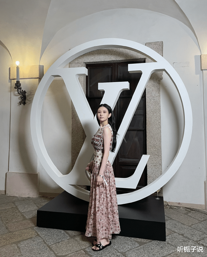 邱淑贞|邱淑贞大女儿近照曝光!现身机场,身材高挑颜值较高,已签约公司