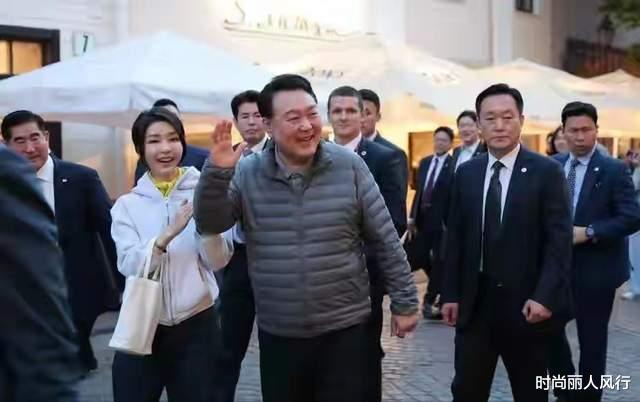 穿衣搭配 韩国第一夫人在立陶宛街头高调秀恩爱！打扮清纯笑容像初恋，超美
