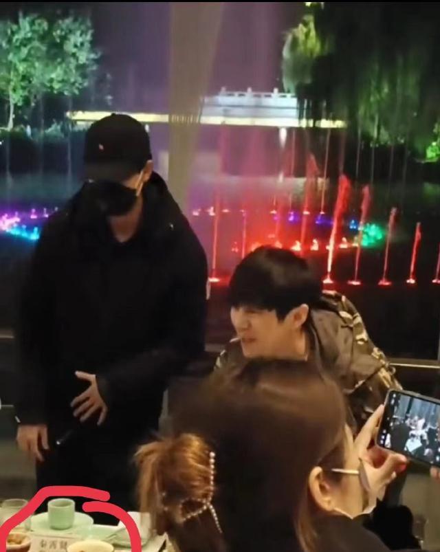 秦霄贤|秦霄贤坐轮椅录制综艺,同期嘉宾表现引热议,网友:节目组真暖心