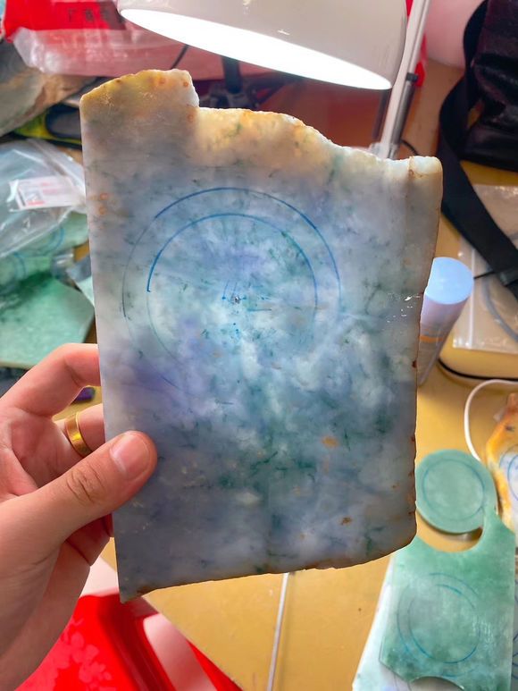 紫罗兰带飘花的原石,切出一条冰紫飘花手镯