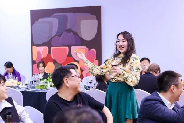“超越的维度”： 24 位艺术家跨度近四?余年的艺术探索