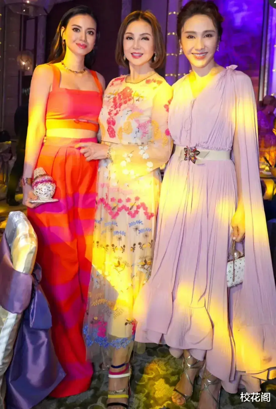 黎姿超贴心，不忍汪圆圆汪诗诗受冷落，上前求合影，徐子淇没照顾