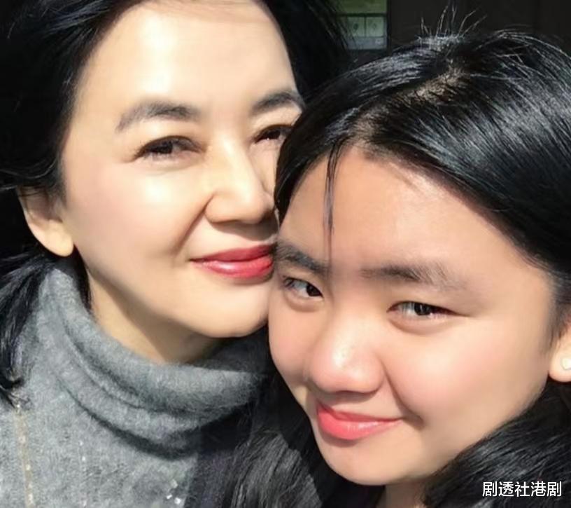 热衷当网红！知名港星爱女拍片分享生活，常因身材胖及外貌遭攻击