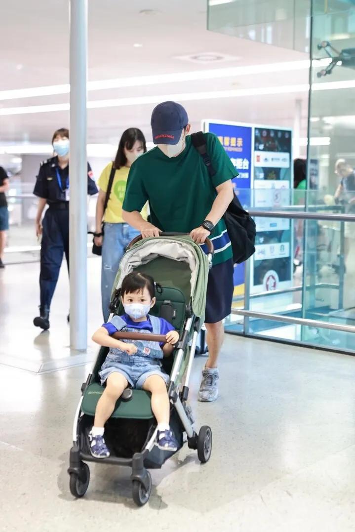 王阳一家三口同框,推婴儿车奶爸范十足,2岁女儿眼睛大大好可爱