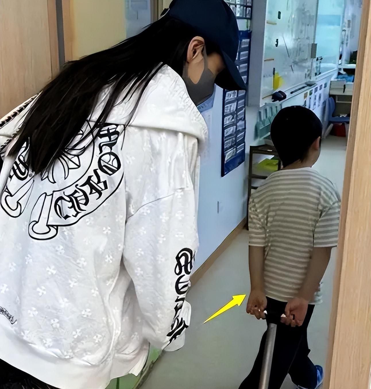 杨颖凌晨带儿子看急诊！素颜干瘪憔悴显落寞，小白鞋脏成小黑鞋了