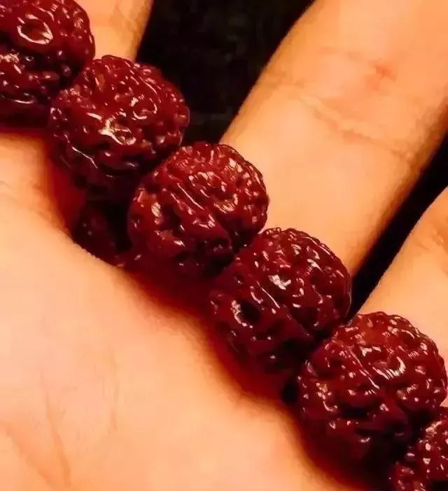 同样是玩,为啥别人盘了一年的手串变化就那么大呢?