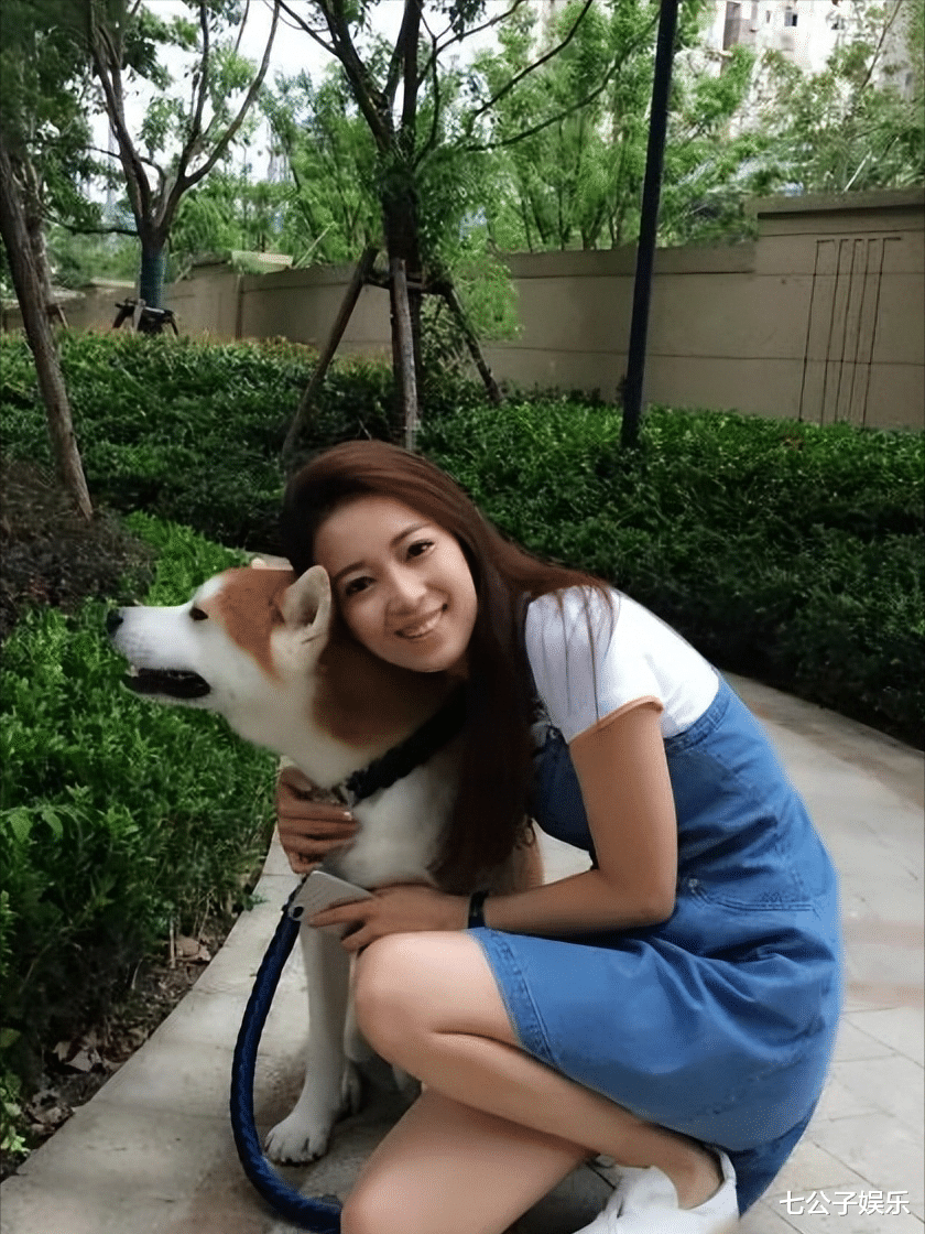 她是东方卫视主持人，离异后11年独自抚养儿子，如今事业有成，儿子帅气