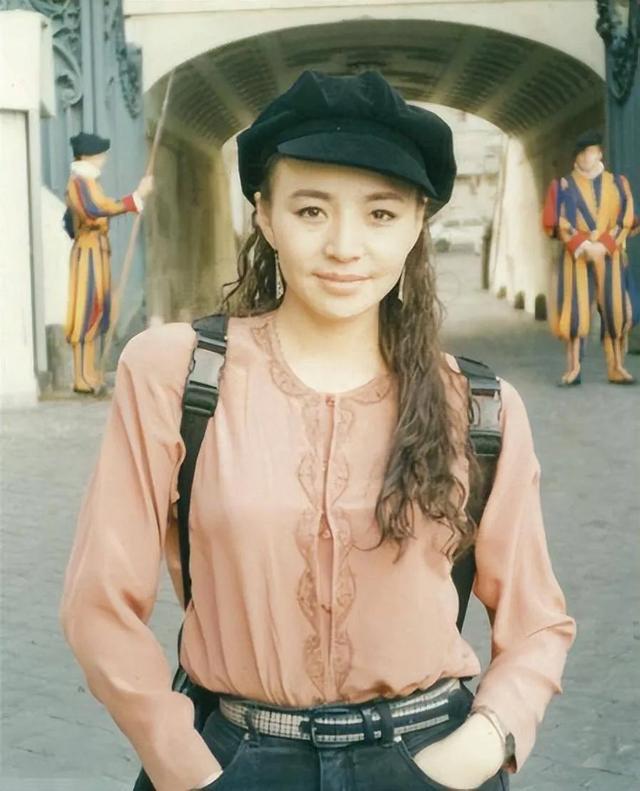 有一种婚姻“毁事业”，北大才女沦为家庭主妇，面相比老公老十岁